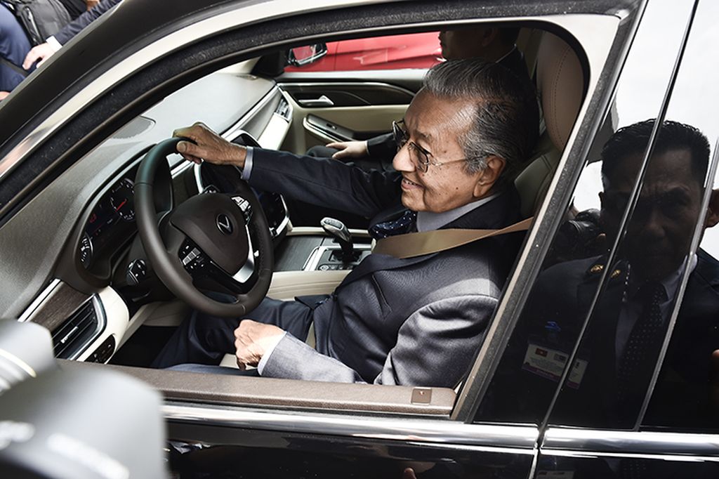 Thủ tướng Malaysia đích thân lái thử xe VinFast Lux SA2.0 cùng tỷ phú Phạm Nhật Vượng